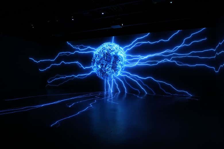 Une sphère avec de l'énergie dans l'espace ArtXSpace