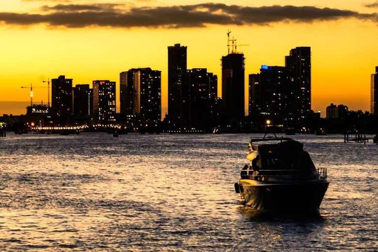 Bateau au coucher de soleil